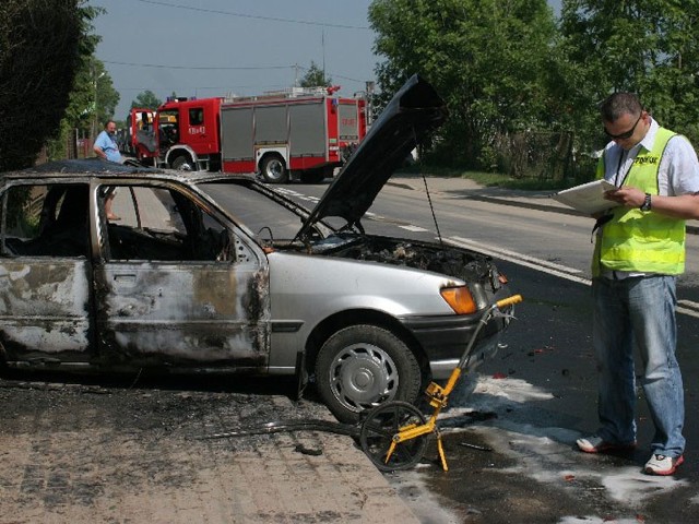 Zderzenie bmw i forda w JaroslawiuKierujący fordem fiesta zamierzal skrecic w lewo, by wjechac na podwórko, nadjezdzające bmw uderzylo w tyl samochodu. Uderzenie bylo na tyle silne, ze najprawdopodobniej spowodowalo wyciek paliwa. Fiesta natychmiast stanela w plomieniach.