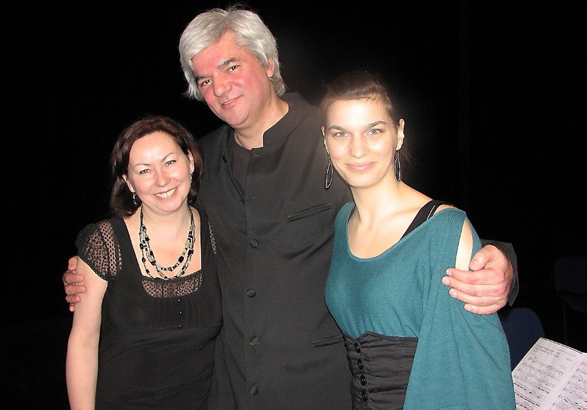 Marek Czekała, dyrygent, z żoną (z lewej) i córką Emilią