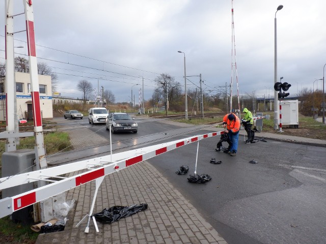 Gdy nie ma już czasu na powiadomienie służb, należy staranować autem szlaban i tak uratować życie. Po takiej "akcji" montowana jest nowa rogatka.