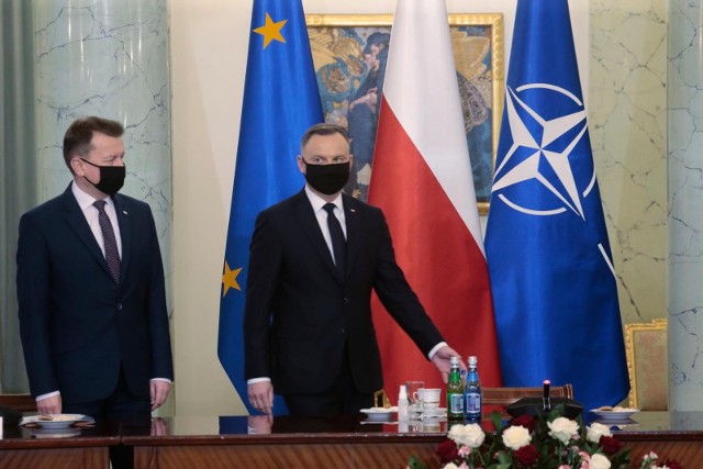 Prezydent Andrzej Duda oraz minister obrony narodowej Mariusz Błaszczak podczas pierwszego posiedzenia Rady ds. Bezpieczeństwa i Obronności.