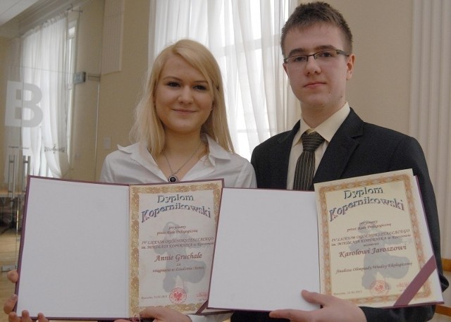 Anna Gruchała i Karol Jarosz, uczniowie 3 klas IV LO, prezentują dyplomy kopernikowskie, które otrzymali za osiągnięcia w nauce. 