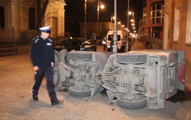 Przewrócona zamiatarka na kieleckim deptaku.