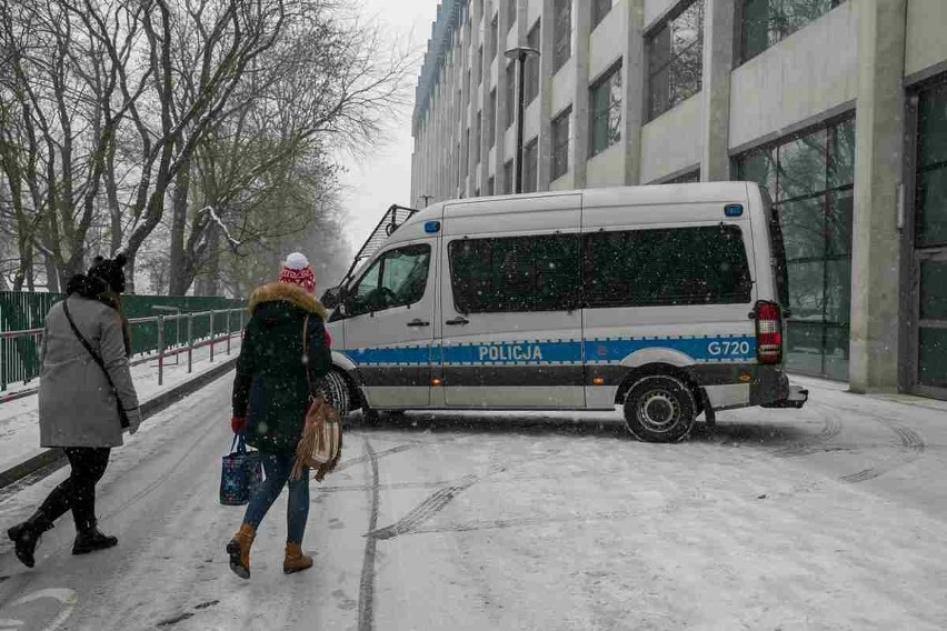 Kraków. Policja przeszukuje pomieszczenia TS Wisła i zabezpiecza dokumenty