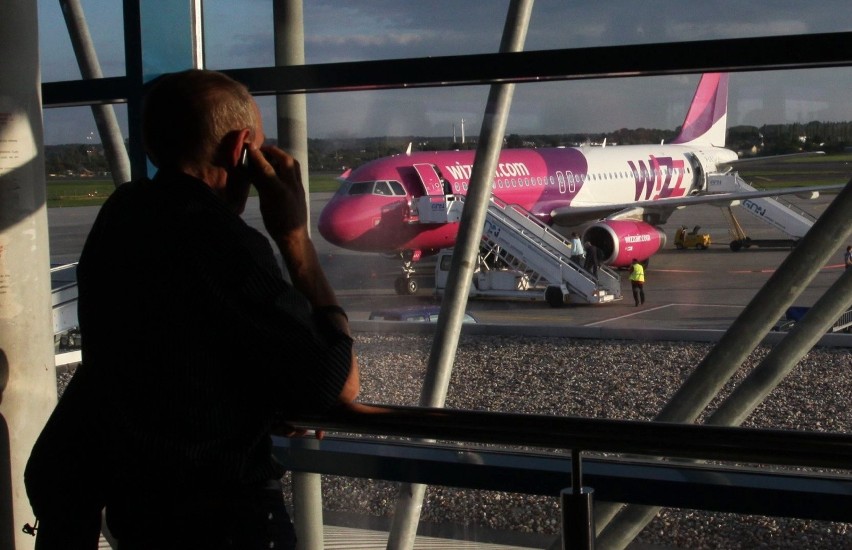 08.09.2010. gdansk nz. samolot lini wizzair miedzynarodowe...