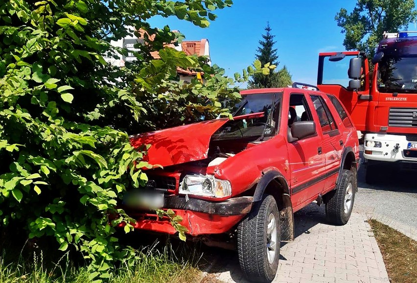 DK 28. Trzy auta rozbite na skrzyżowaiu w Kasinie Wielkiej. Dwie osoby ranne