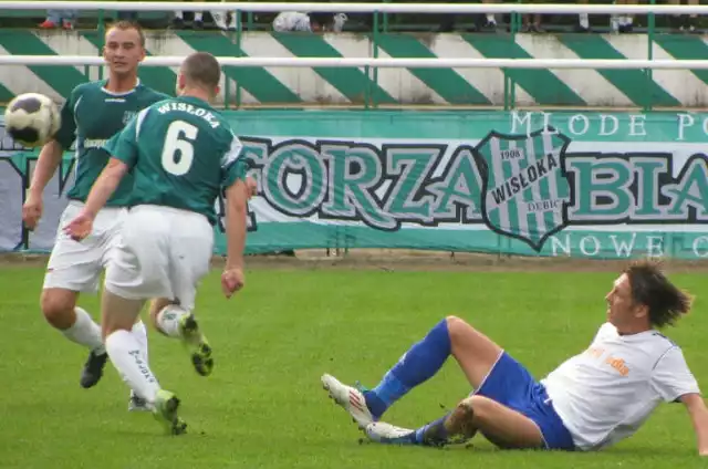 Piłkarze Wisłoki (nz. w zielonych koszulkach)  u siebie nie stracili jeszcze punktów ani bramek.