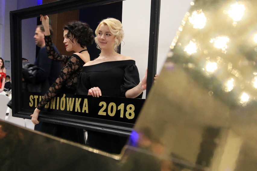 Studniówka II Liceum Ogólnokształcącego im. Hetmana Jana Zamoyskiego (ZDJĘCIA, WIDEO)