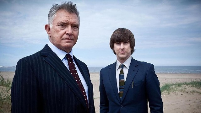 "Inspektor George Gently 2" odcinek 2. Gently i Bacchus ścigają mordercę kobiety. Była kelnerką w klubiemateriały prasowe Epic Drama