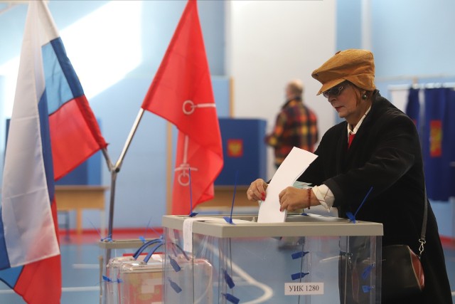 Kamery wideo monitoringu w lokalach wyborczych wychwyciły, że wyborcy oddali tylko 2/3 głosów w wyborach do rosyjskiej Dumy Państwowej we wrześniu 2021 roku. Reszta kart do głosowania znalazła się w urnach wyborczych nielegalnie