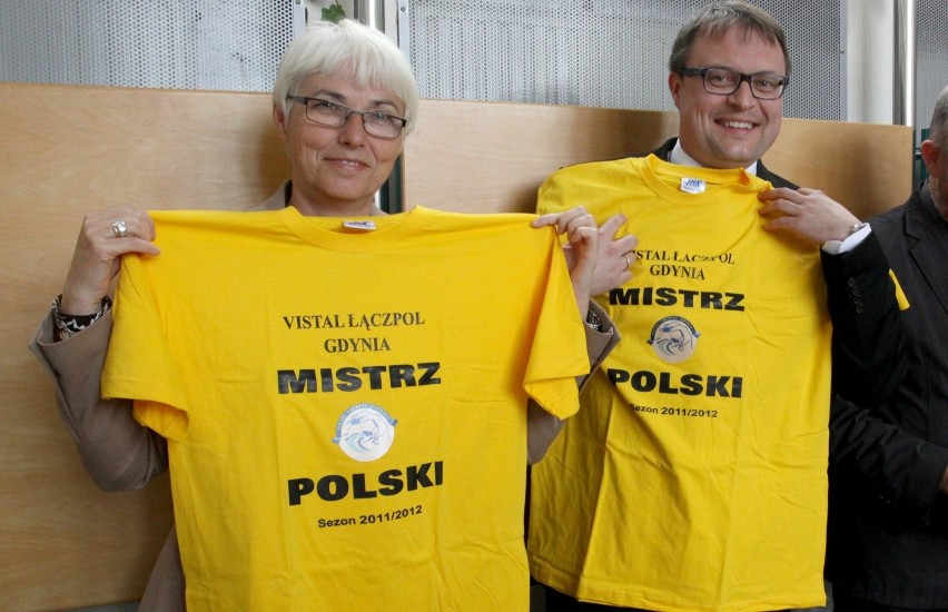 Joanna Zelińska oraz Marek Łucyk z pamiątkowymi koszulkami...