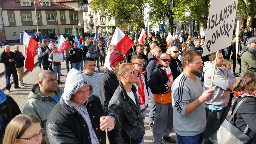 Na Placu Żeromskiego manifestowało ok. 200 osób.