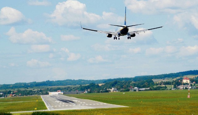 Pas startowy na lotnisku w Balicach wymaga modernizacji. Ostatni remont był tutaj w 1995 roku