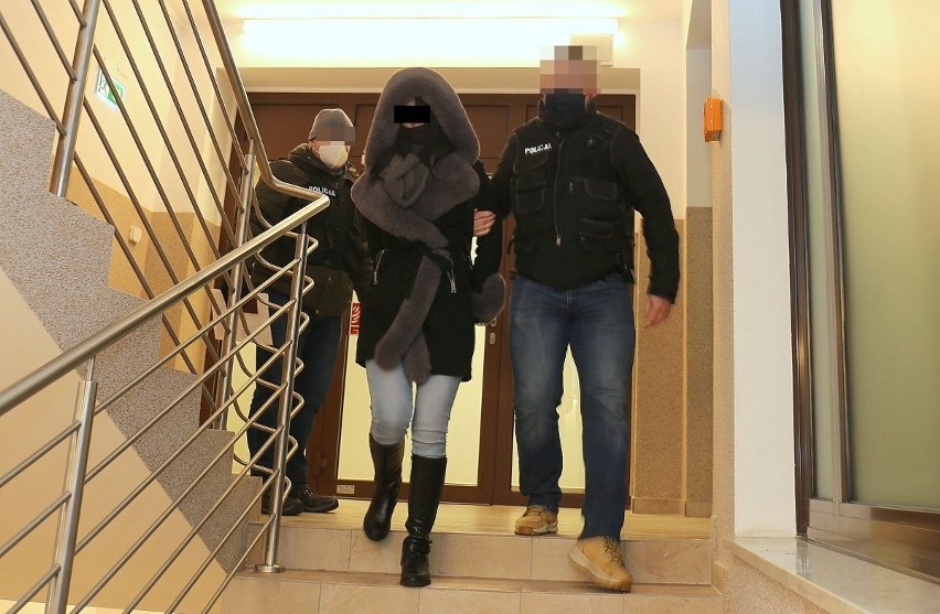 Policjanci znaleźli kobietę... ukrytą w walizce