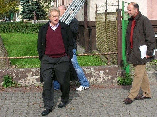 Jerry Springer podczas wizyty w Szczecinku. Ogląda miejsce, w którym stała spalona synagoga, dziś jest tu internat szkoły zawodowej.