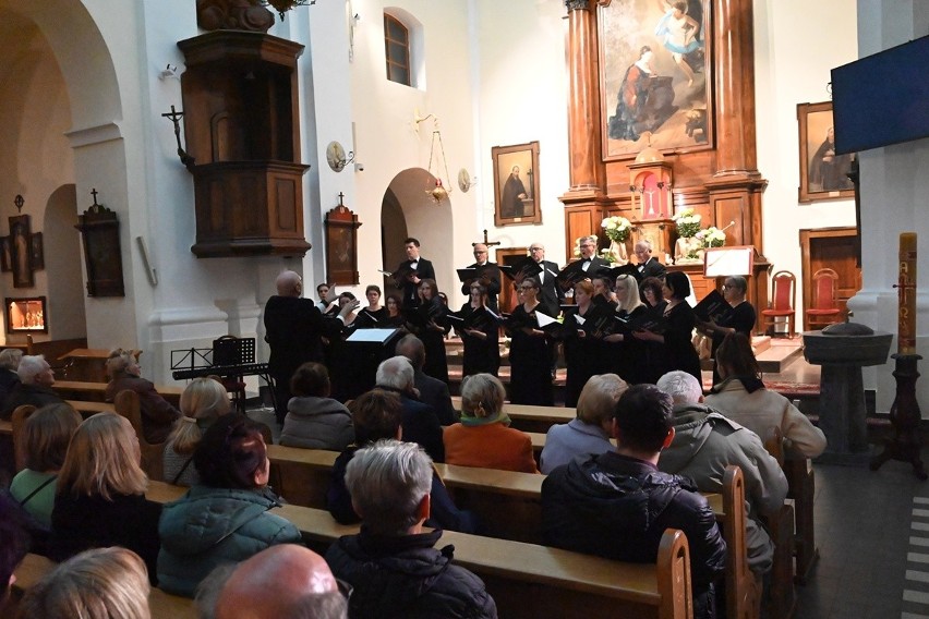 Koncert Zaduszkowy w klasztorze z udziałem Chóru Kameralnego Miejskiego Domu Kultury w Stalowej Woli. Zobacz zdjęcia i wideo