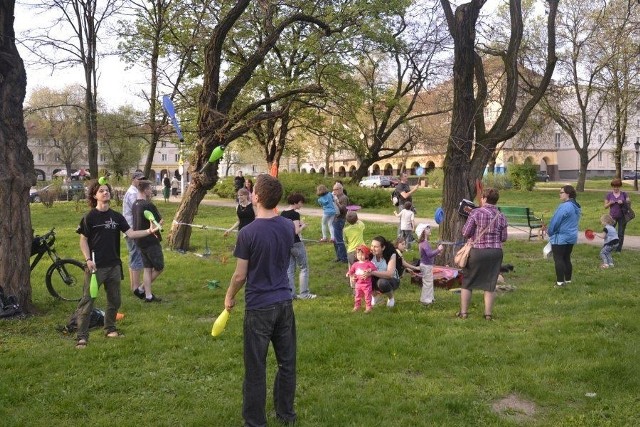 Otwarty trening kuglarski odbywa się od godz. 17 do 19 w parku Staromiejskim.