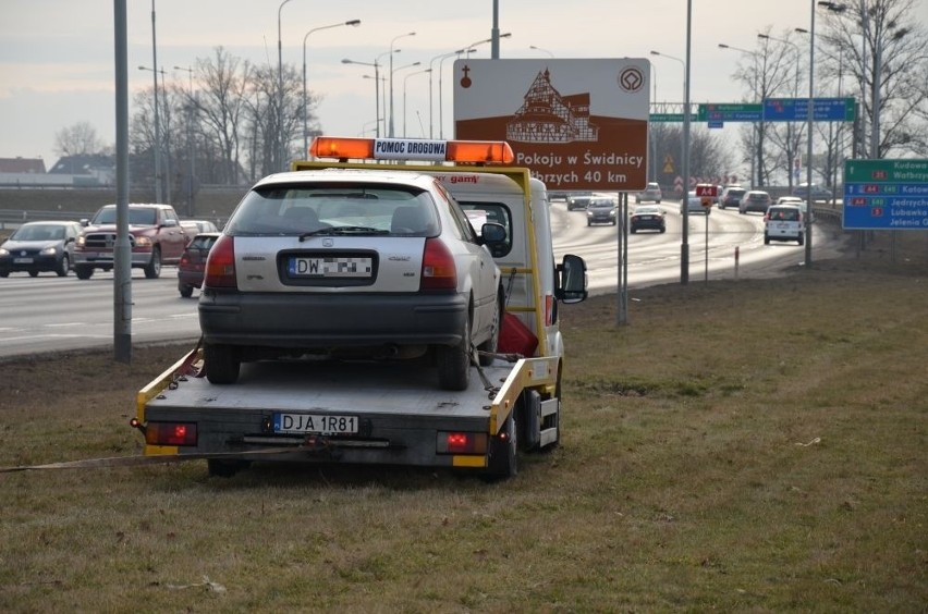 Wrocław: Wypadek trzech aut na al. Karkonoskiej. Jedna osoba ranna [ZDJĘCIA]