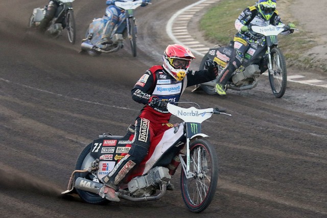 Maciej Janowski wygrał Grand Prix Szwecji, czwartą rundę tegorocznych indywidualnych mistrzostw świata. Na podium stanął też Bartosz Zmarzlik. Polaków w finale zawodów przedzielił Fredrik LIndgren, a czwarty na metę dojechał Tai Woffinden, lider klasyfikacji generalnej cyklu Grand Prix. Janowski w Hallstavik był blisko perfekcji, choć początek wcale tego nie zapowiadał. Starty w Szwecji rozpoczął od... zera. W pierwszym swoim starcie przyjechał na metę za Woffindenem, Holderem i Hancockiem. Potem był już nie do zatrzymania dla rywali - wygrał kolejne cztery wyścigi w rundzie zasadniczej, potem półfinał i w końcu decydujący bieg tego wieczoru. Po raz piąty w karierze stanął na najwyższym stopniu podium turnieju Grand Prix. Zmarzlik miał trudniejszą drogę do finału, bo w rundzie zasadniczej pogubił trochę punktów. W półfinale był tuż za Janowskim, a ostatecznie stanął na trzecim stopniu podium. Pozostali Polacy - Patryk Dudek i Przemysław Pawlicki, starty w GP Szwecji zakończyli na rundzie zasadniczej. Wyniki Grand Prix Szwecji w Hallstavik1. Maciej Janowski (Polska) 18 (0,3,3,3,3,3,3)2. Fredrik Lindgren (Szwecja) 15 (3,1,2,3,2,2,2)3. Bartosz Zmarzlik (Polska) 13 (3,2,3,1,1,2,1)4. Tai Woffinden(Wlk.Brytania) 16 (3,3,2,2,3,3,0)5. Emil Sajfutdinow (Rosja) 14 (3,2,2,3,3,1)6. Greg Hancock (USA) 10 (1,0,3,2,3,1)7. Jason Doyle (Australia) 9 (2,1,1,3,2,0)8. Artiom Łaguta (Rosja) 8 (0,3,3,2,0,w)9. Matej Zagar (Słowenia) 7 (2,3,1,0,1)10. Andreas Jonsson (Szwecja) 7 (1,2,1,1,2)11. Chris Holder (Australia)7 (2,1,1,2,1)12. Patryk Dudek (Polska) 6 (2,2,2,0,0)13. Craig Cook (Wlk.Brytania) 3 (0,0,0,1,2)14. Nicki Pedersen (Dania) 3 (1,1,0,1,0)15. Przemysław Pawlicki (Polska)1 (0,0,0,0,1)16. Martin Vaculik (Słowacja) 1 (1,0,0,0,0)