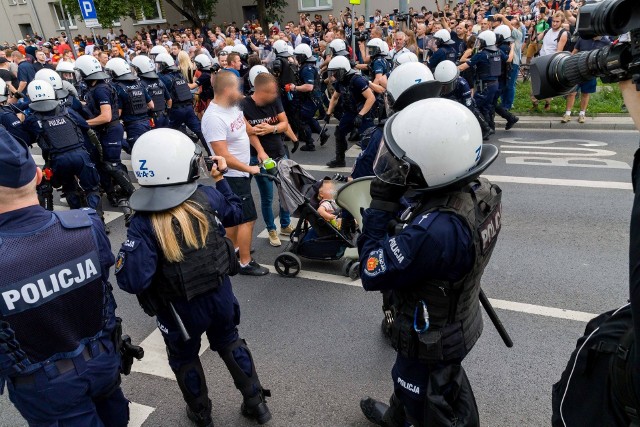 Policjanci zatrzymali w związku z zakłóceniem przebiegu marszu równości już 28 osób, kilka usłyszało zarzuty, inni otrzymali mandaty