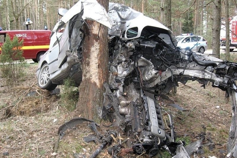BMW wbiło się w drzewo