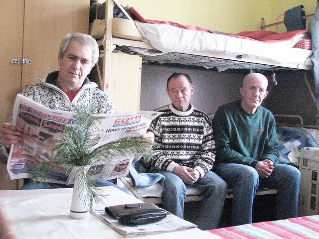 Na zdjęciu mieszkańcy, którzy znaleźli schronienie i "Świętego Alberta" (od lewej): Marek Świtała, Jerzy Roszak i Stanisław Klapka.