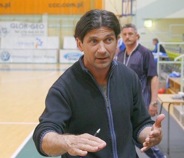 Trener Stanisław Kwiatkowski ma wiele powodów do zmartwień. Jego podopieczni póki co jeszcze w tym sezonie nie wygrali.