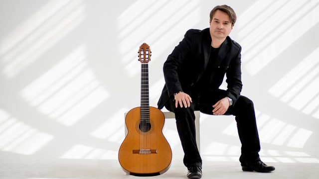 Krzysztof Pełech jest bardzo aktywnym muzykiem, który rocznie daje mnóstwo koncertów i uczy adeptów gitary