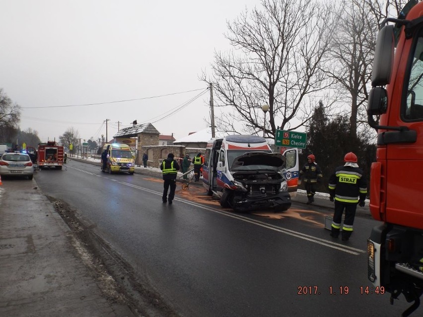 Wypadek w Morawicy. Auto zderzyło się z karetką. Trzy osoby w szpitalu