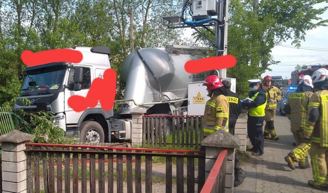 W Zwierkach tir wjechał w ogrodzenie