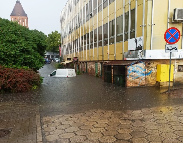 Ulewa, która przeszła w poniedziałek nad Koszalinem wyrządziła wiele szkód. Strażacy w ciągu godziny odebrali kilkadziesiąt zgłoszeń, podobnie Miejskie Wodociągi i Kanalizacja. Zobaczcie zdjęcia naszych Internautów, którzy telefonami komórkowymi dokumentowali skutki ulewy.