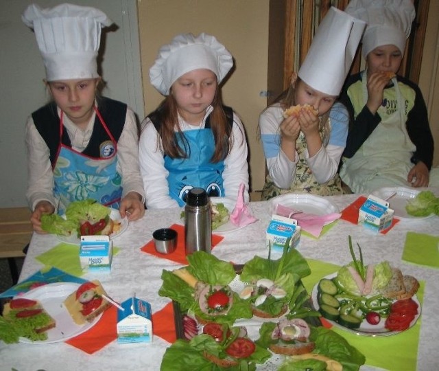 Podczas wspólnego śniadania w Katolickiej Publicznej Szkole Podstawowej w Tarnobrzegu kolorowe kanapki z sałatą, szczypiorkiem i pomidorem znikały z talerzy.
