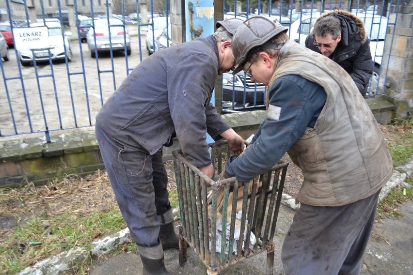 Strajk na Śląsku: miasteczko namiotowe przed kopalnią...