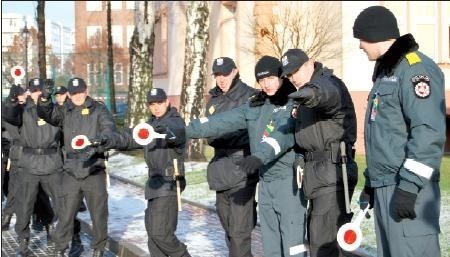 Policjanci ze Szkoły Policji w Kłajpedzie przyjechali z wizytą do Słupska. Można ich zobaczyć na ulicach.