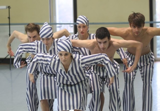 Kielecki tancerz Fabian Fejdasz opracował choreografię "Zniewoleni", do której inspiracją było wystąpienie dyrektora muzeum w Oświęcimiu podczas obchodów 65. rocznicy wyzwolenia obozu.