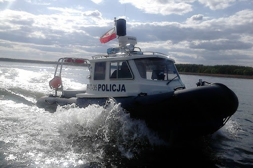 Jezioro Nidzkie. Policjanci zatrzymali dwóch nietrzeźwych sterników. Jeden był z Białegostoku i miał ponad dwa promile