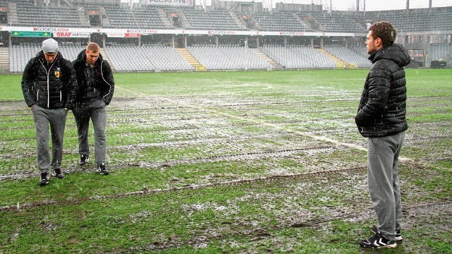 Wczoraj boisko na stadionie w Kielcach wyglądało fatalnie. Zamiast murawy była błotnista maź i woda