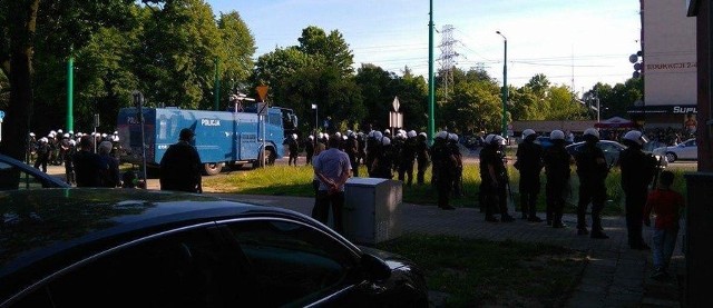 Przed meczem GKS Tychy - Radomiak Radom, pseudokibice z Tych próbowali doprowadzić do starcia z kibicami Radomiaka Radom. Policja musiała wkroczyć do akcji.