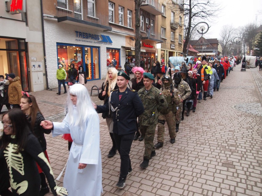 Zakopane. Maturzyści zatańczyli poloneza na Krupówkach [ZDJĘCIA,WIDEO]