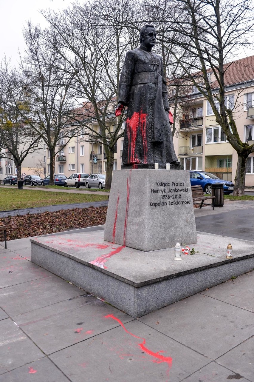 Pomnik ks. Henryka Jankowskiego w Gdańsku oblany farbą. Na...