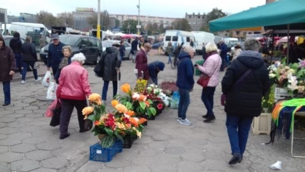 Sztuczne kwiaty i wieńce ze sztucznych ozdób to teraz hit zakupów na łódzkich rynkach