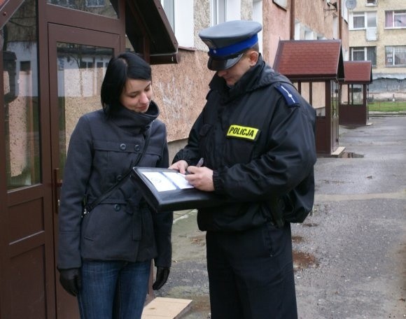 - Ulotki wręczam podczas obchodu dzielnicy. Większość mieszkańców jest zainteresowana akcją - zapewnia dzielnicowy Maciej Mączka, który ma swój rejon w centrum Gryfic. Na zdjęciu, przy jednym z bloków przy ul. Wałeckiej, jest z Kamilą Dynakowską.