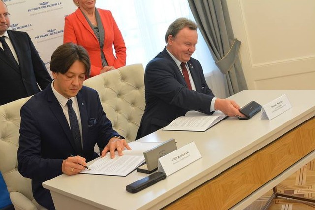 List intencyjny podpisali w ubiegłym roku (od lewej): Piotr Kozłowski, burmistrz Kozienic i Ireneusz Merchel z PKP.