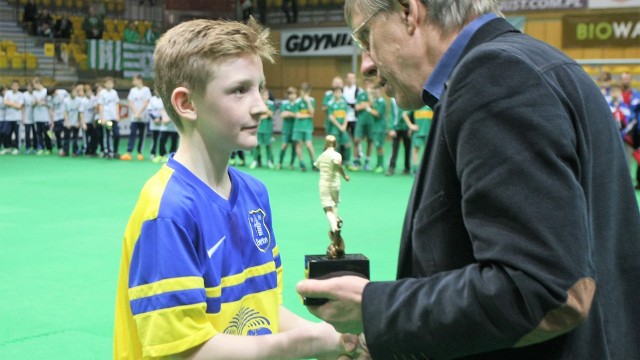 Styczeń 2014. Dwunastoletni Anthony Gordon odbiera nagrodę dla najlepszego strzelców turnieju drużyn U-13 Arka Gdynia Cup