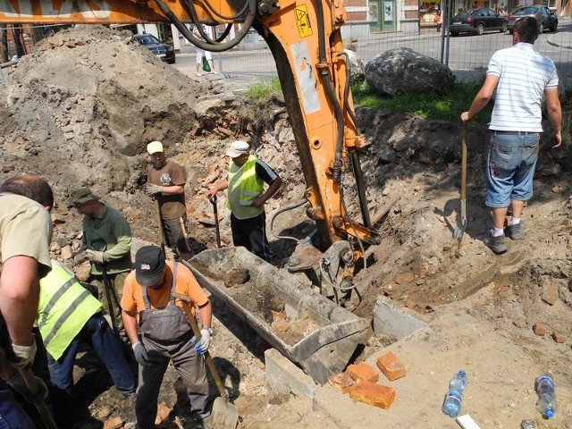 Prace archeologiczne na parceli przy placu Pokoju. Tu znaleziono monety i skarbonkę.