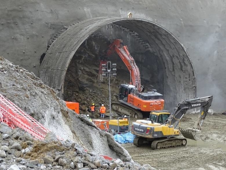 Tunel na zakopiance rośnie. Gen. Maczek godnym patronem [ZDJĘCIA, WIDEO]