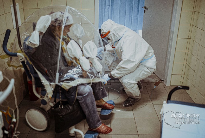 Żołnierze podczas prac pomocniczych w szpitalu w Hajnówce.