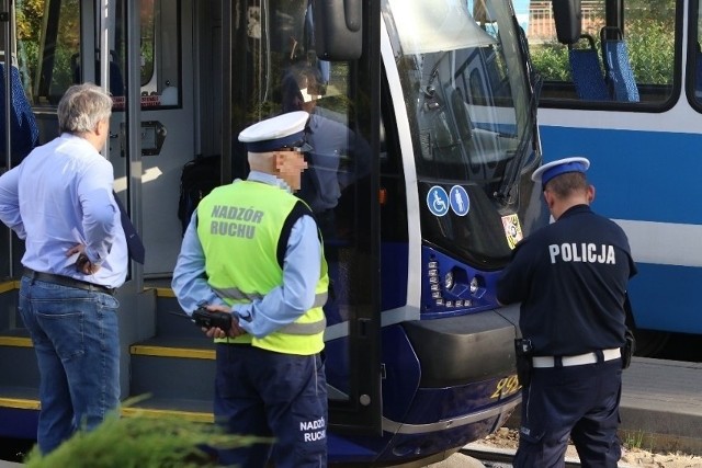 Wstępnie wiadomo, że w Moderusie Beta samoczynnie włączył się hamulec bezpieczeństwa. Szczegóły wypadku wyjaśnia policja. Na zdjęciach opisywane zdarzenie, do którego doszło 11 października 2022 r. we Wrocławiu