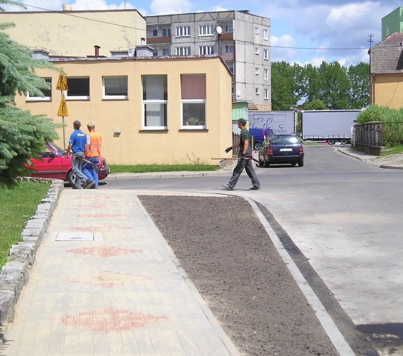 - Wzdłuż wąskiego chodnika ustawialiśmy do tej pory samochody. Teraz nie ma takiej możliwości, bo gmina zafundowała szeroki chodnik i w dodatku zupełnie niepotrzebne miejsce na klomby. Wydaje się, że cztery, pięć miejsc mniej to żaden problem, ale dla nas każde miejsce postojowe jest na wagę złota. Cicho liczyliśmy, że po modernizacji ich przybędzie, tymczasem ubyło - skarżą się ludzie.