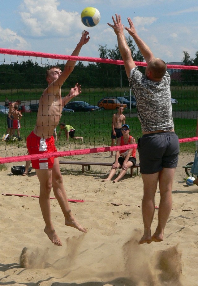 Jakub Bucki (z lewej), atakujący Jadaru Radom w przeszłości był reprezentantem Polski w siatkówce plażowej. Ostatni weekend urlopu zdecydował się spędzić uczestnicząc w turnieju w Krynicy Morskiej