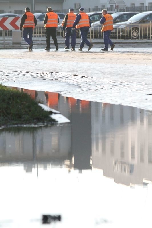 Ulica Hubska. Pękła wodna magistrala o średnicy 500 mm. W...